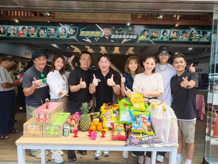 洪毛（左四）、好友蘇晏霈（左二）、江宏恩（左一）、馬國弼（右一）。民視提供