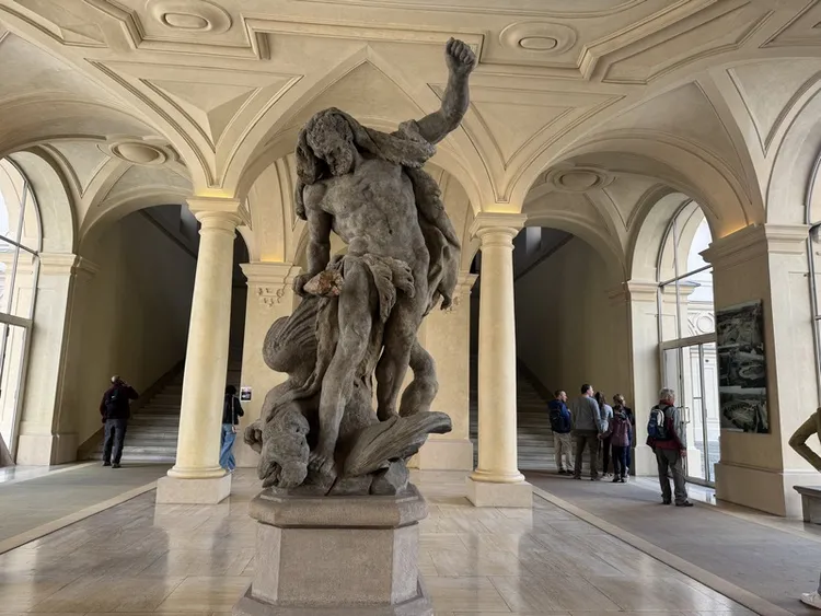 走進捷克外交部，首先映入眼簾的是，描繪古典神話英雄海克力士戰勝勒拿九頭蛇的雕像。海克力士常被用為宣傳統治者的權威，這座1746年創作的雕像，被當作哈布斯堡皇帝卡爾六世（Karl VI.）戰勝土耳其人的象徵。 中央社