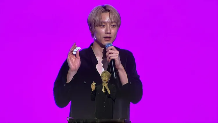 坂口健太郎變起衛生紙魔術。讀者提供