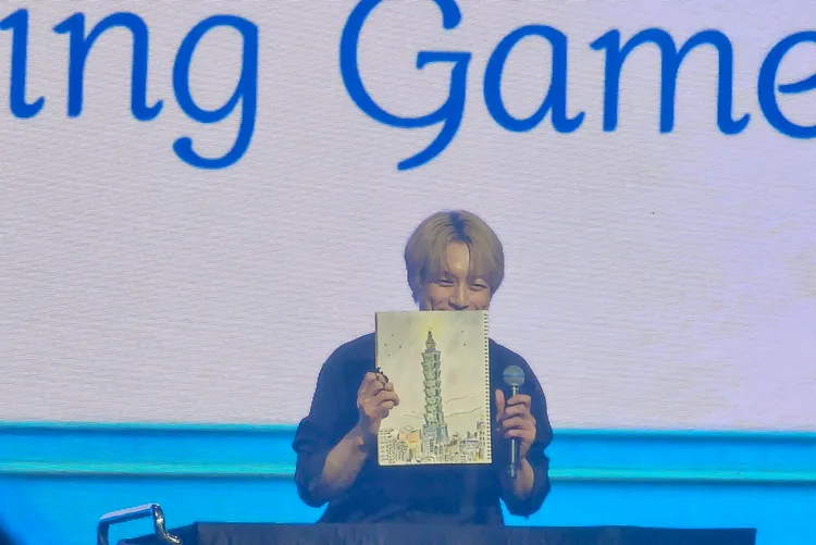 坂口健太郎親手描繪台北101，自誇「天才」。讀者提供