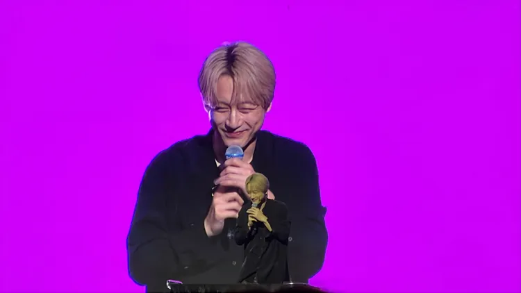 坂口健太郎變完魔術笑得開心。讀者提供