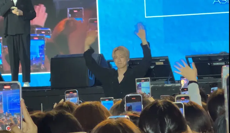 坂口健太郎從觀眾席登場，引起全場尖叫。讀者提供