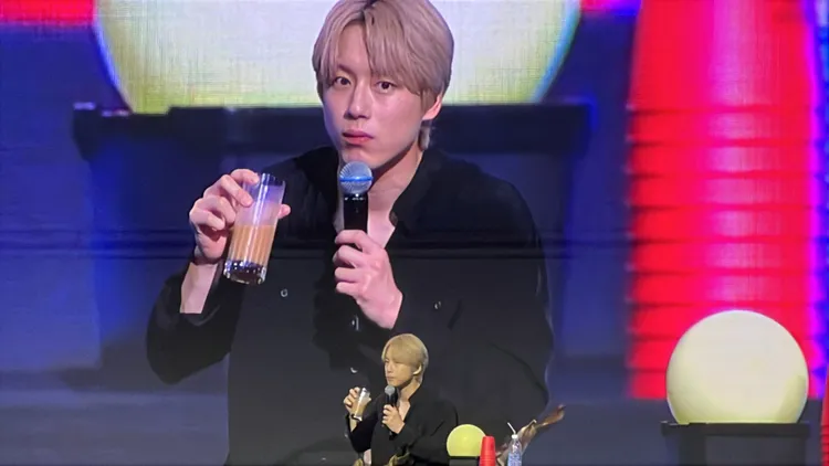 坂口健太郎吃粽子、喝米漿，大讚好吃。讀者提供