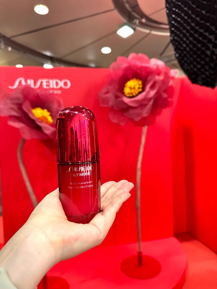 資生堂紅妍山茶花修護精華，30ml／3100元、50ml／4350元、75ml／5600元。張家玲攝