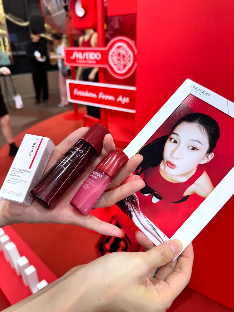 預約活動並消費，可享受保養、彩妝與攝影體驗，還可以獲得訂製紅妍美妝組。張家玲攝