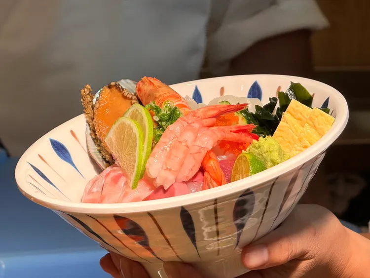 隱藏版豪華海鮮丼698元海鮮高達11種，七百元有找就能盡享鮑魚、北海道生食級干貝、海大蝦、真鯛與黑鮪魚等高檔食材。陳揚盛攝