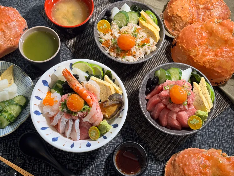 「長浜魚屋」是豊漁集團旗下主打海鮮丼飯與生魚片的餐飲品牌，398元起就能暢饗海鮮丼。業者提供