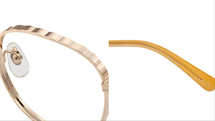 「英熙」款鏡框細節融入英熙娃娃的招牌齊瀏海造型。品牌提供