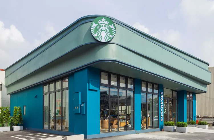 以台江濕地風景波光粼粼意象打造的藍綠色外觀「台南台江門市」。星巴克提供