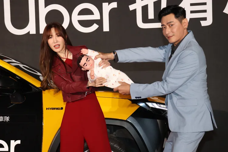 曾莞婷和陳冠霖搞笑搶嬰兒。莊宗達攝影