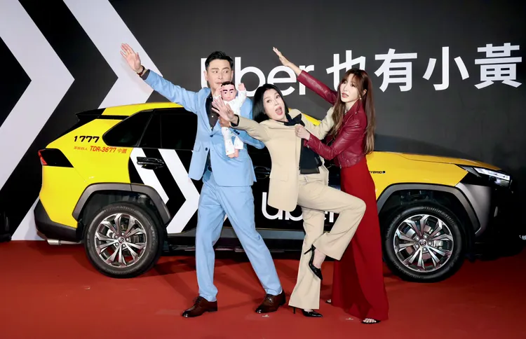 陳冠霖（左起）、苗可麗、曾莞婷搞笑攔車。莊宗達攝影