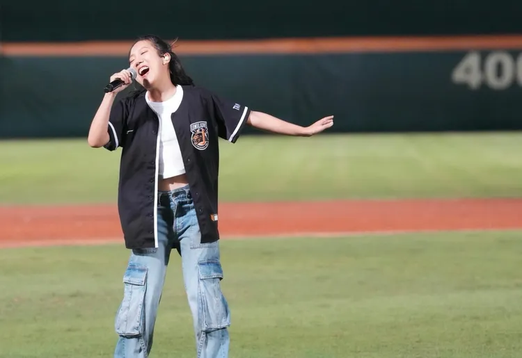 李竺芯金曲入圍後首度回鄉壓軸獻唱，為台南統一獅主場熱血開唱 。統一7-ELEVEN獅提供