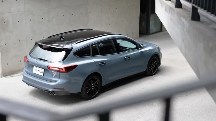 Ford Focus Wagon首次搭載Vapor Blue Metallic特殊金屬顆粒漆料，外觀更導入大幅黑化專屬套件，包含車頂、鯊魚鰭天線、尾翼、側裙、後視鏡、門把與下擾流等多處細節。業者提供