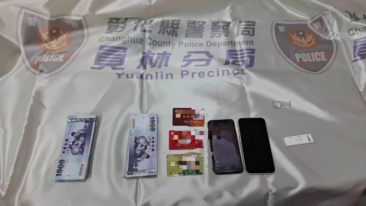 警方在黃女包包內起出現金、提款卡等犯罪證物。民眾提供