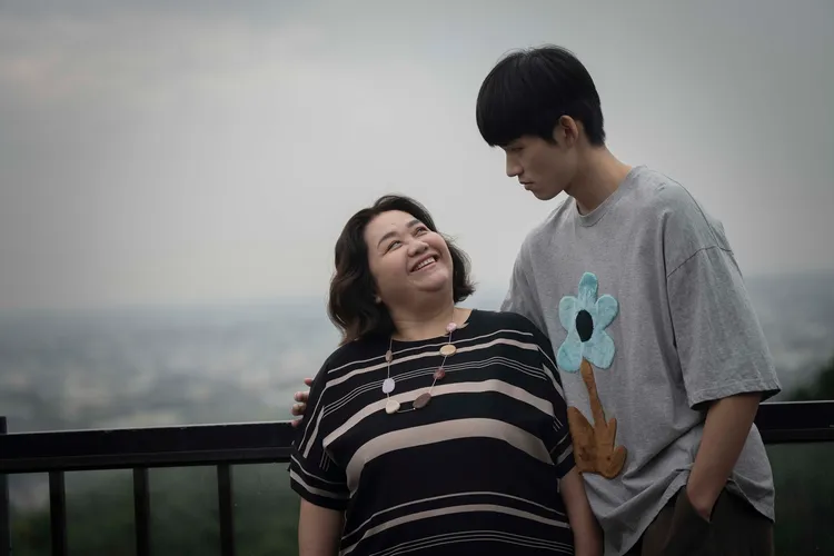 王品澔飾演鍾欣凌兒子，劇中對媽媽坦承出櫃。公視台語台、華視提供