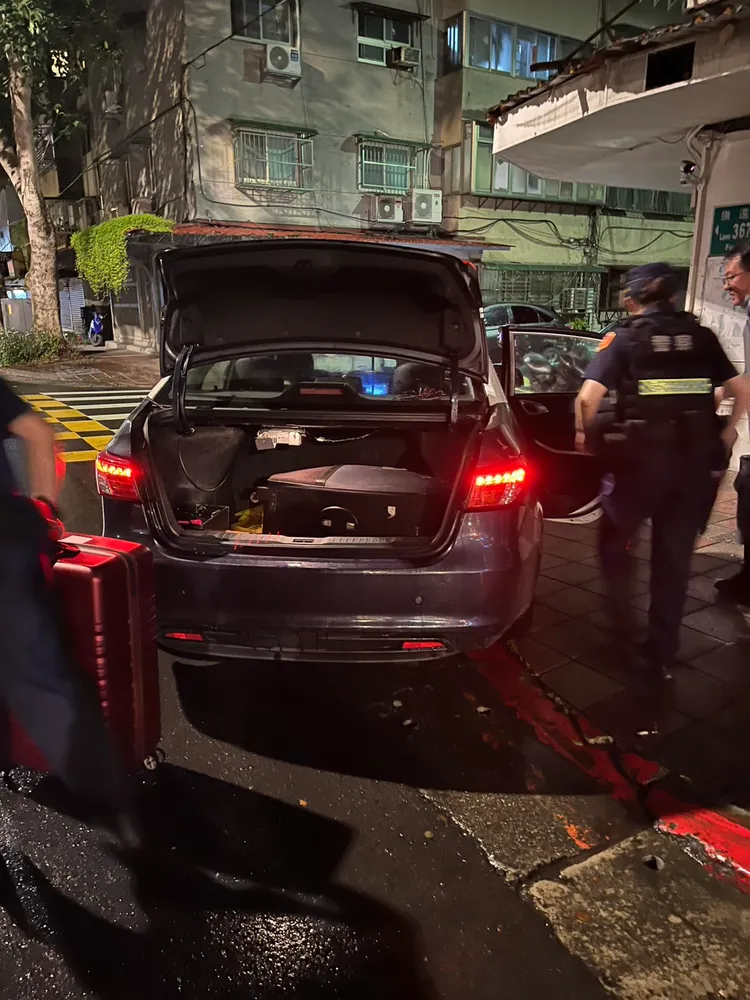 警方協助搬運家當。警方提供