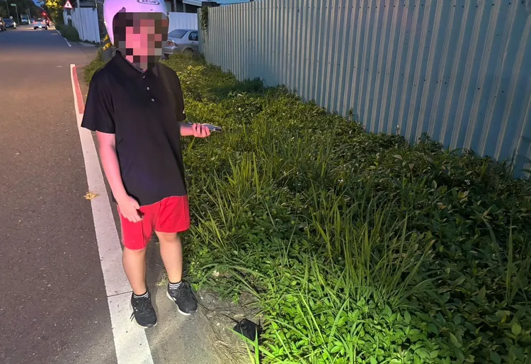 在路邊草叢尋獲錢包。龍潭警分局提供