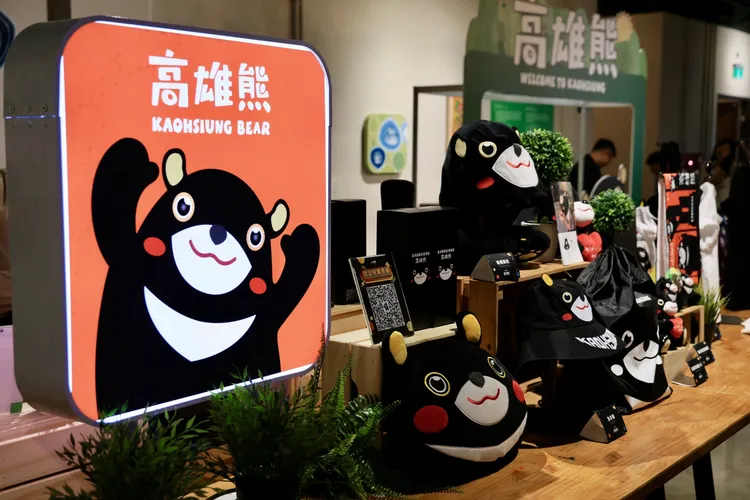 高雄市觀光吉祥物「高雄熊」被爆授權商品產地標示為「中國」。高雄市政府提供