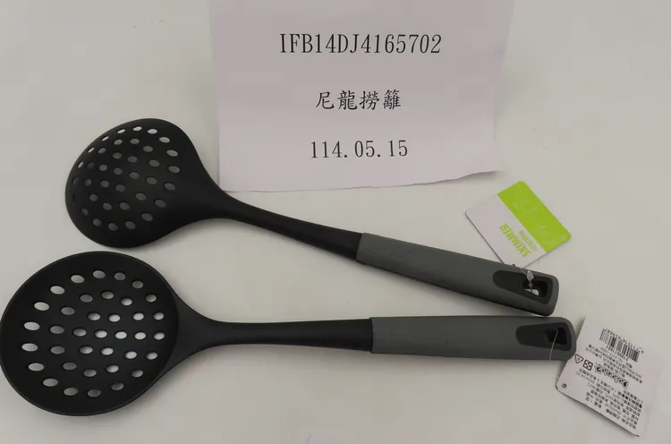 輸入業者「香港商達樂星股份有限公司台灣分公司」輸入產地為中國的「尼龍撈籬」，溶出試驗結果不合格、不適合作為盛裝食品的容器具，21.63公斤全數退運或銷毀。食藥署提供