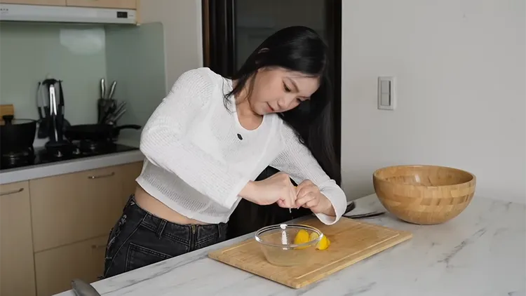 家寧徒手擠檸檬汁。翻攝自「秘月期POPOO」YouTube