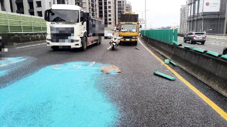大貨車駕駛聲稱變換車道時不慎打滑。民眾提供