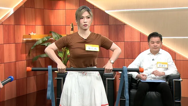 張維尼現場學習拉伸運動，改善脊椎側彎狀況。年代提供