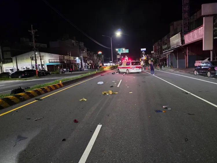 汽、機車對撞，機車零件掉滿地。翻攝畫面