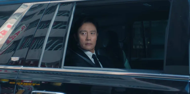 李秉憲在《魷魚遊戲3》完結篇來到美國，被街頭打畫片的聲音吸引。翻攝Netflix