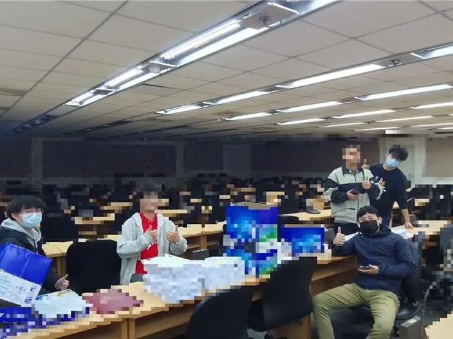 李坤城質疑，時序明明是夏至剛過，有可能大家都穿著外套、長袖，然後在造冊？李坤城辦公室提供