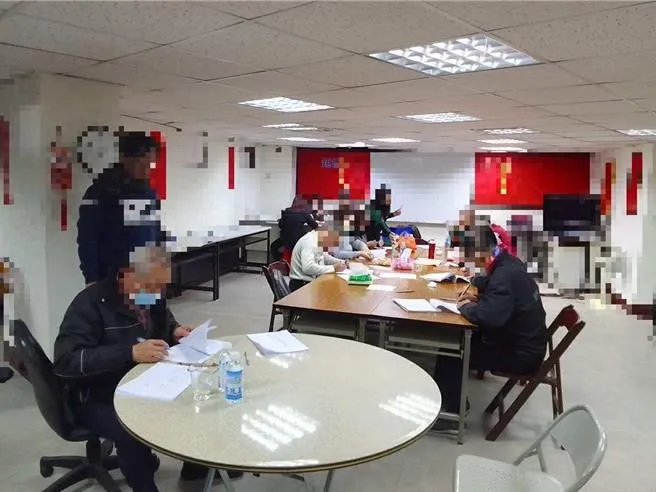 李坤城也質疑，仔細看照片，這群人不是在「造冊」，而是疑似正在「抄名冊」，正在抄罷免連署書。李坤城辦公室提供