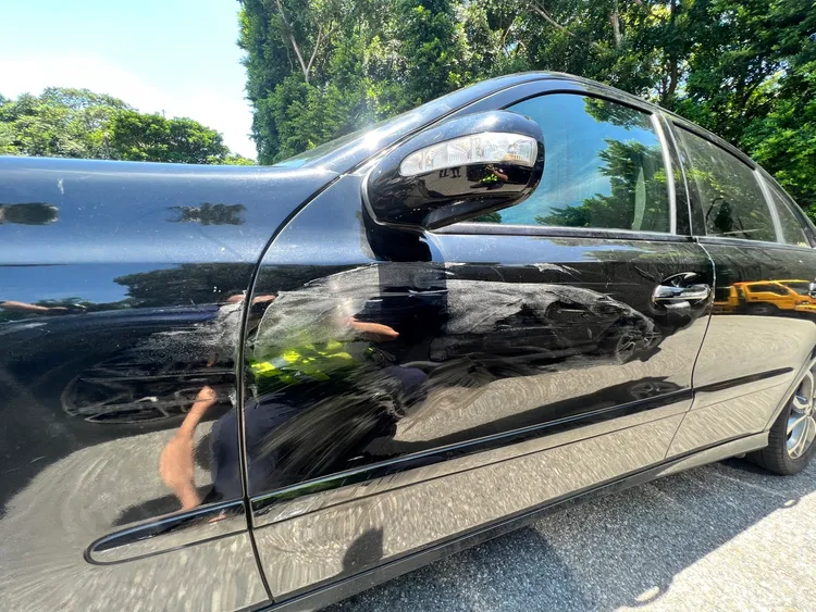 60歲董姓女子駕駛賓士車左前車門與後照鏡刮傷，人也受到驚嚇。警方提供