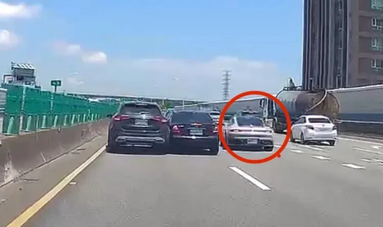 第二車道白色保時捷911國道2號往西準備下國1匝道插隊不成，駕駛深怕錯過緊急煞車，害後方賓士車打方盤閃避，碰撞第一車道另一輛賓士休旅車。投訴人提供