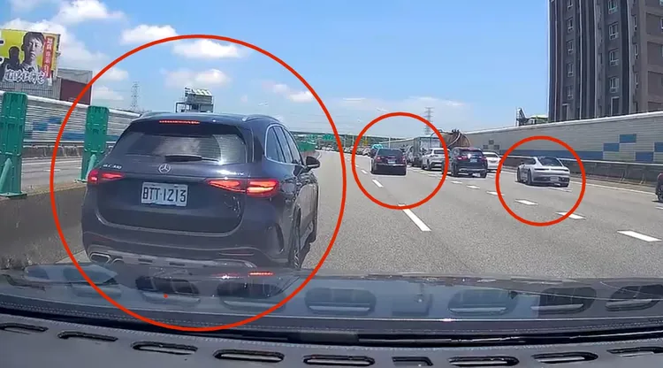 發生碰撞後，2台賓士車(左一、二)停下，白色保時捷(右一)卻趁機橫跨2個車道下國道1號匝道。投訴人提供