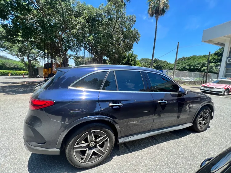 38歲吳姓男子駕駛賓士休旅車無端被波及，車體有刮傷，幸好人沒事。警方提供