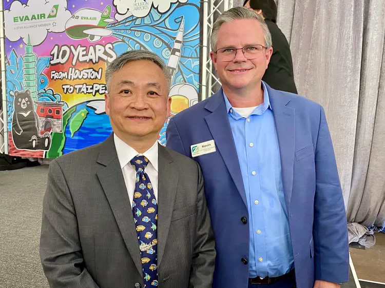 休士頓動物園副園長Kevin Hodge（右）、台北市立動物園發言人曹先紹。莊偉祺攝