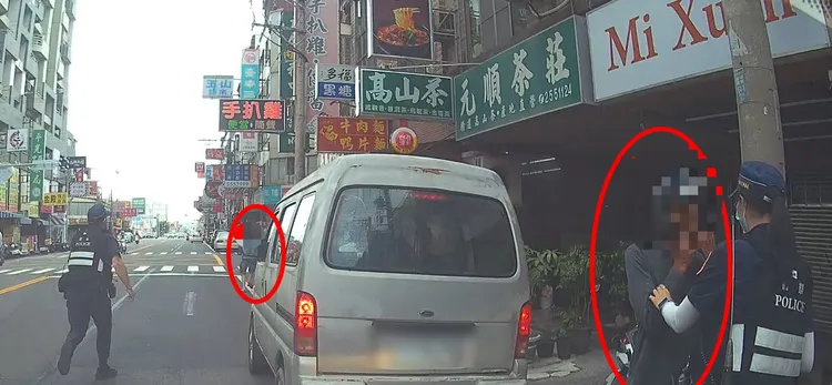 警方攔查機車違規雙黃線迴轉，結果查獲通緝犯與失聯移工。翻攝畫面