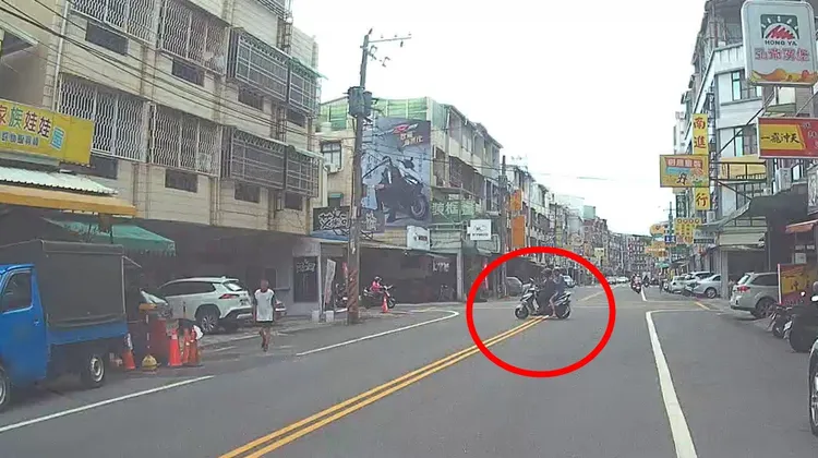 警方攔查機車違規雙黃線迴轉，結果查獲通緝犯與失聯移工。翻攝畫面
