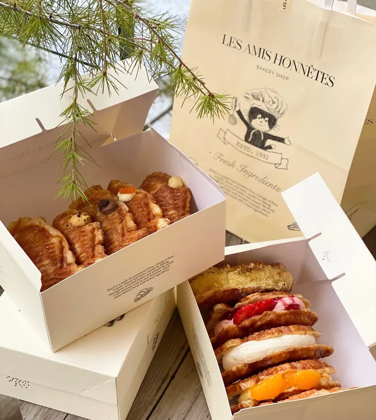 此次來台快閃的「可頌鯛魚燒」共有六種人氣口味，包括苦甜交織、奢華濃郁的杜拜巧克力，滋味酸甜且果香十足的草莓卡士達，清新回甘的靜岡抹茶、層次豐富的黑金巧克力、經典不敗的紅豆奶油、以及向台灣消費者展現傳統韓式風味、全新為晶華獨家研發的黃豆粉奶油，一盒六入售價980元。台北晶華提供