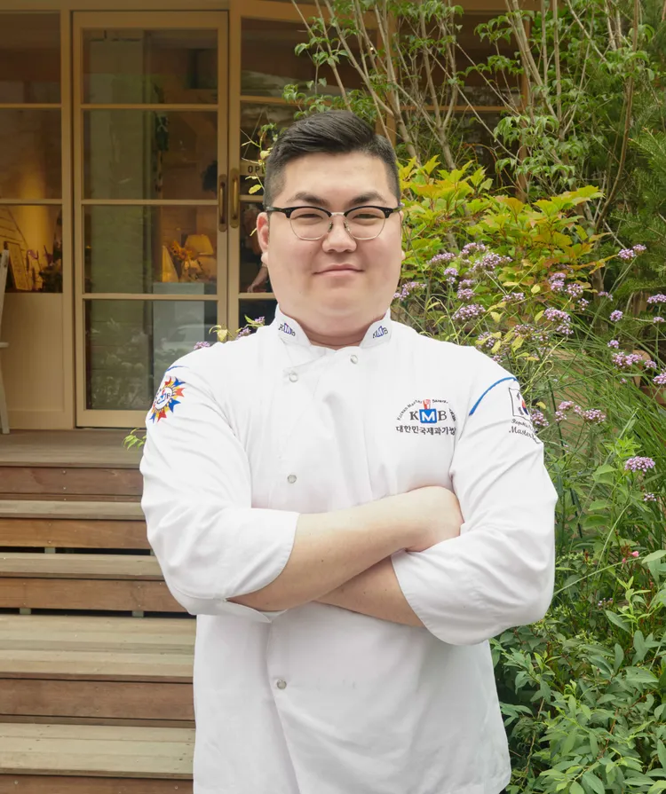 Les Amis Honnetes的品牌創辦人兼主廚朴成彩畢業於法國藍帶廚藝學院，擅長於傳統經典中創新，打造出兼具質感、創意與文化故事性的甜品。台北晶華提供