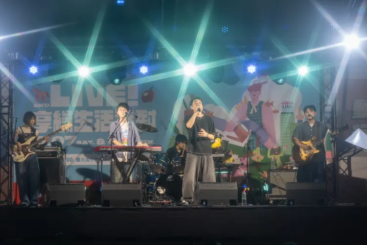 陳如山攜訊號雨樂團合演。誠品生活、臺北流行音樂中心提供