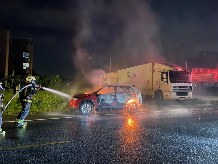 警消灌救。桃園市消防局提供