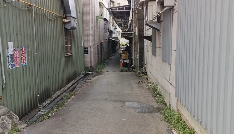 當時黑狗就從家中跑出，往吳女腳掌攻擊。民眾提供