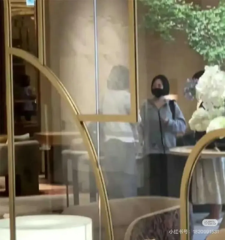 小S被捕捉到在韓國飯店辦理入住手續。翻攝小紅書