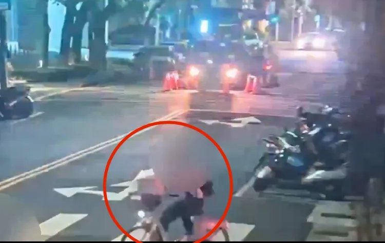 陳嫌偷完保險箱後變裝騎著YouBike離開，自以為天衣無縫，早被警方牢牢鎖定。翻攝畫面