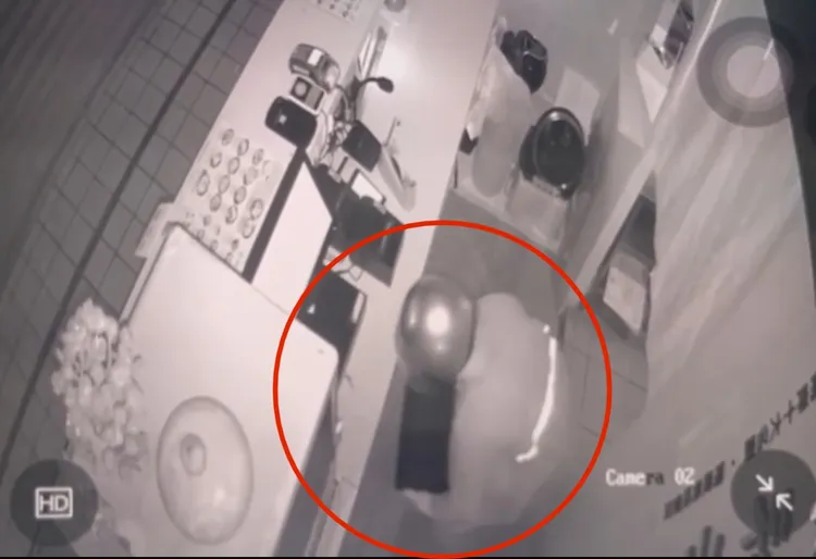 陳嫌一進入便當店就立刻鎖定保險箱位置，令警方專案小組立刻懷疑就是「家賊」。翻攝畫面