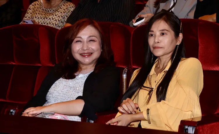 鄭怡（左）。娛樂中心攝