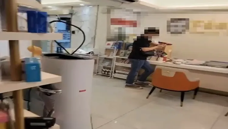 警方本月1日前往該診所搜索。翻攝畫面