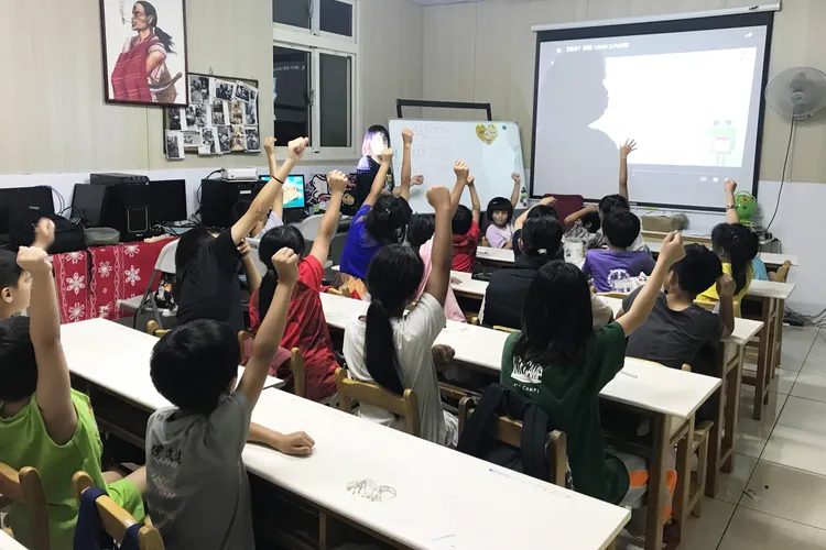 孩子們在新教室裡積極參與學習活動，整齊舉手搶答，充滿活力與求知欲。基金會的資源投入，正默默照亮他們向上的每一步。林思宏X5醫師慈善基金會提供