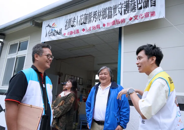 透過鄉民代表王沈剛竹（右一）的協助媒合，林思宏醫師（左一）與基金會工作人員，能將準確的物資送到最需要的家庭。林思宏X5醫師慈善基金會提供