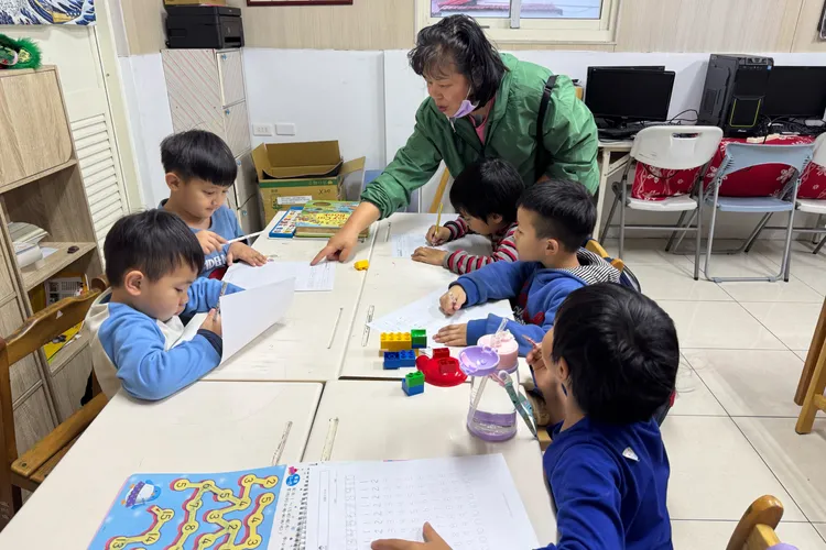 課輔班老師一對一指導低年級學童寫功課，專注互動的畫面勾勒出「薩巴」有愛、有陪伴的學習空間。林思宏X5醫師慈善基金會提供